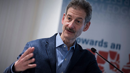 El doctor Daniel Kuritzkes, de la Facultad de Medicina de Harvard. Imagen: Marcus Rose/IAS.